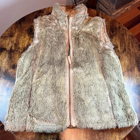 Old Navy | ladies reversible, faux fur/utility style vest. Size: M - Picture 5 of 16